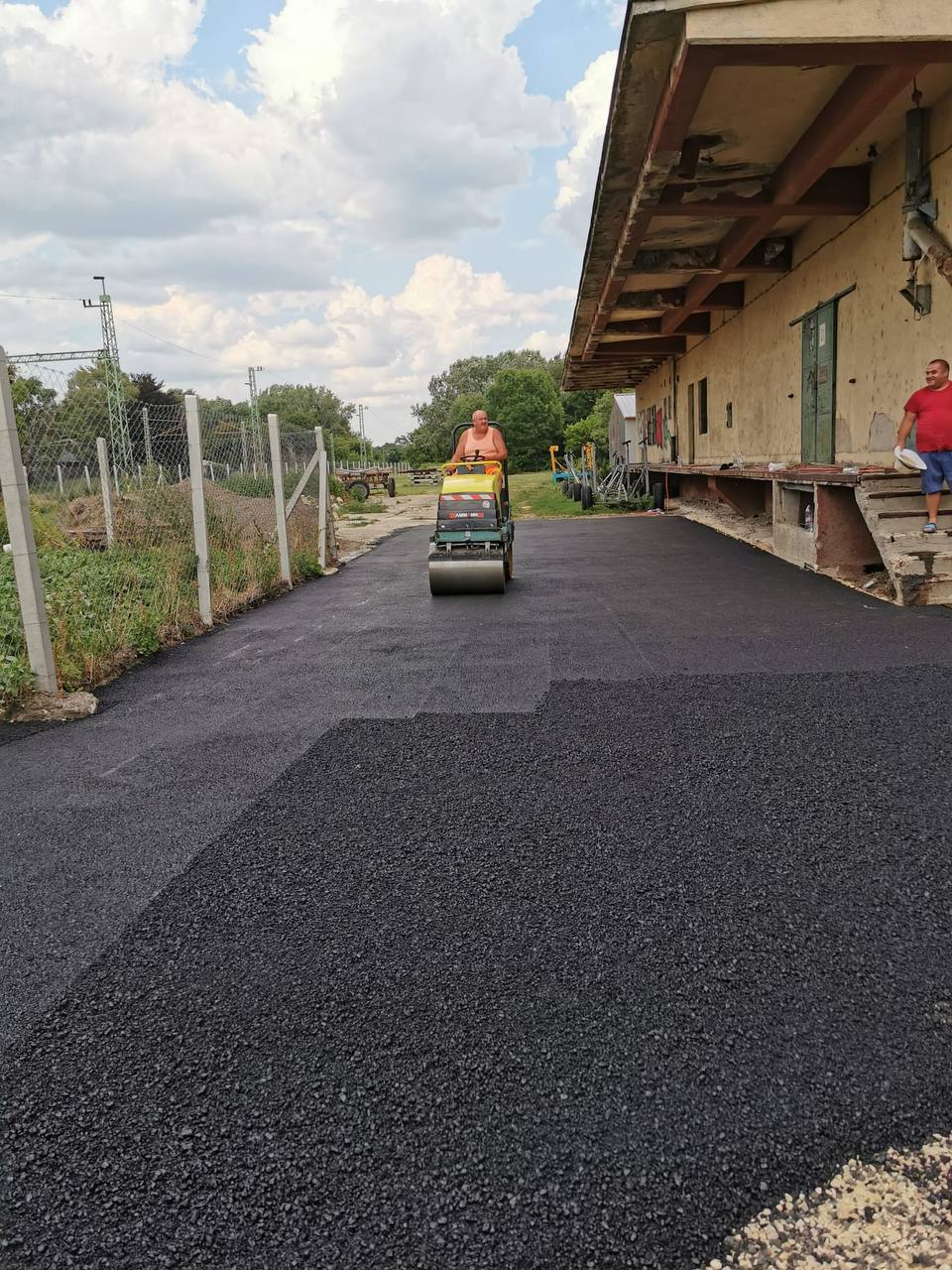 Udvari aszfaltozási munka tömörítővel