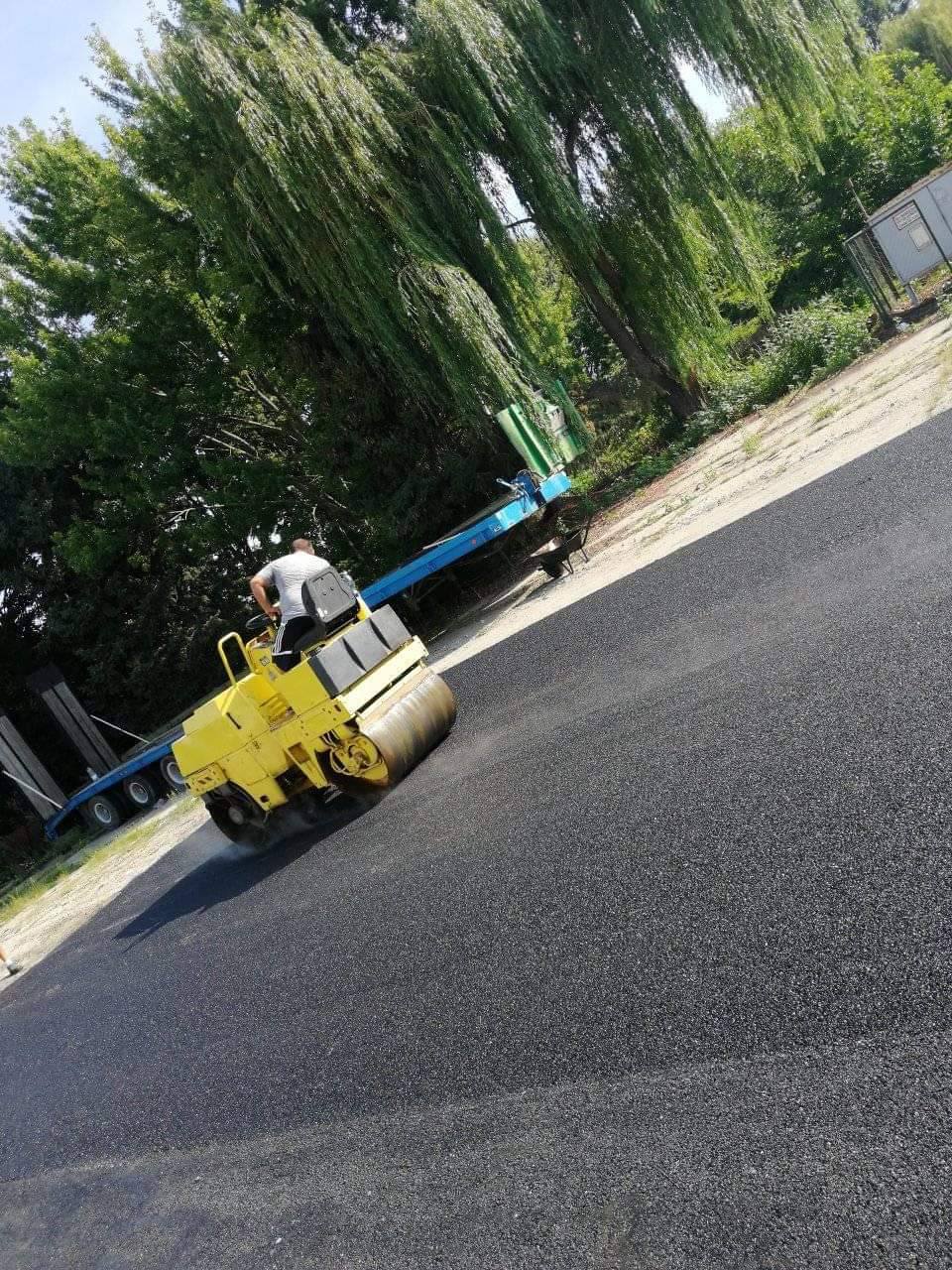 Aszfaltburkolat tömörítése úthengerrel